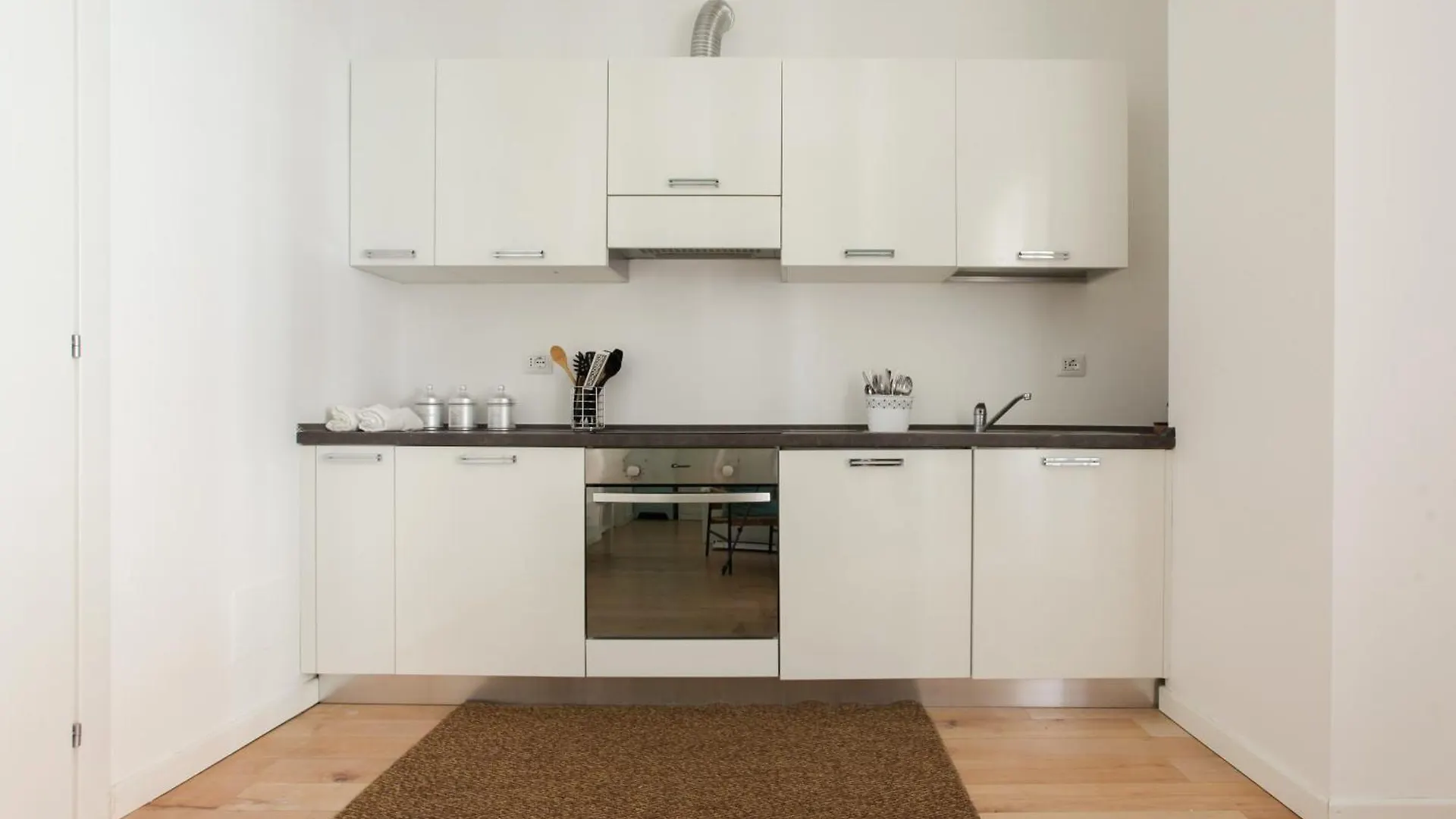 Hozyhome Isola District Mediolan 0*,