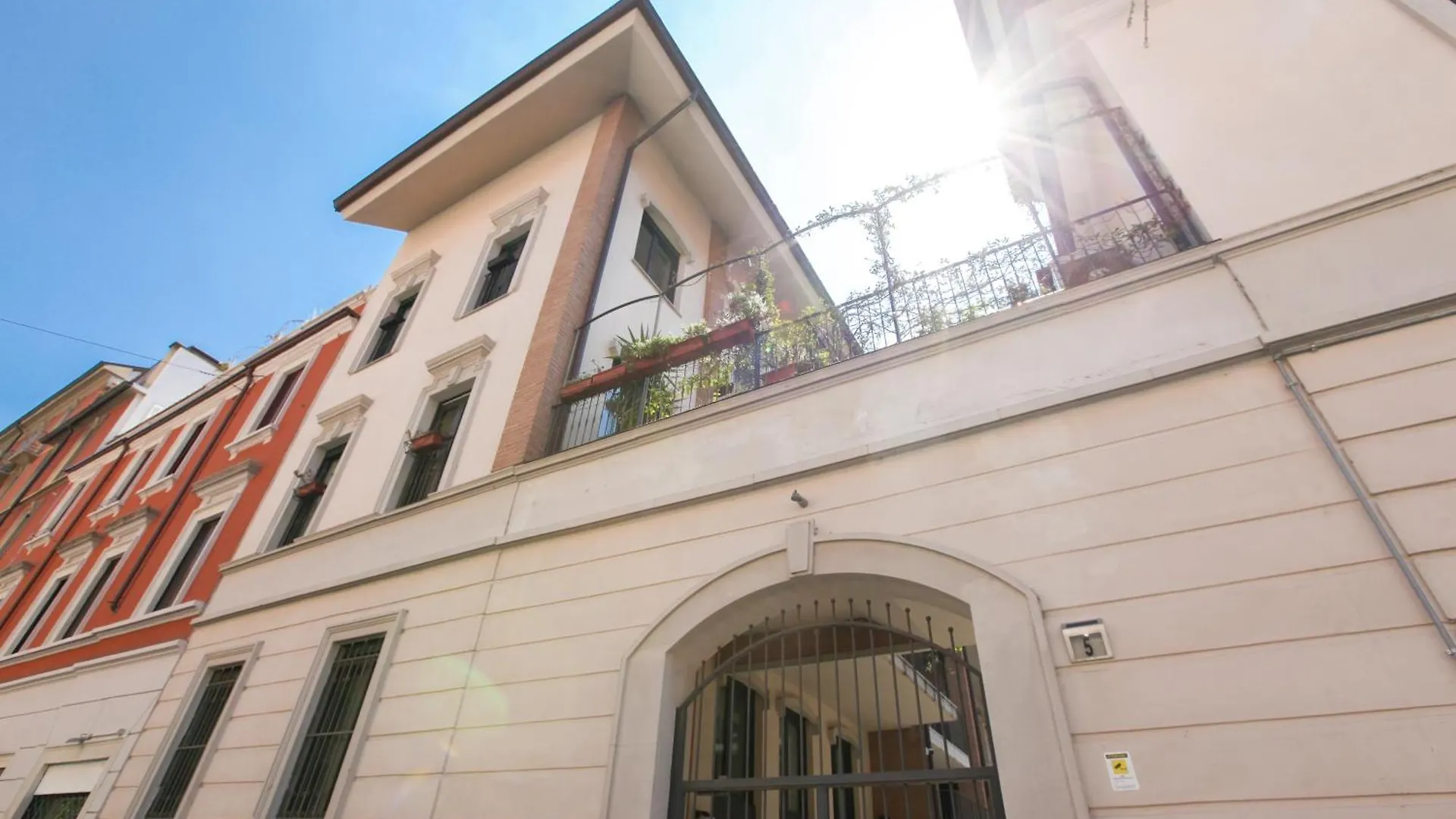 Hozyhome Isola District Milan Apartment